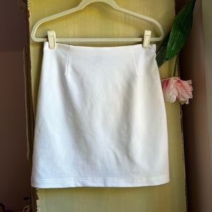 Short Skirt, White, Sz Small, Pull-on styling.  Matched set (sold separately).